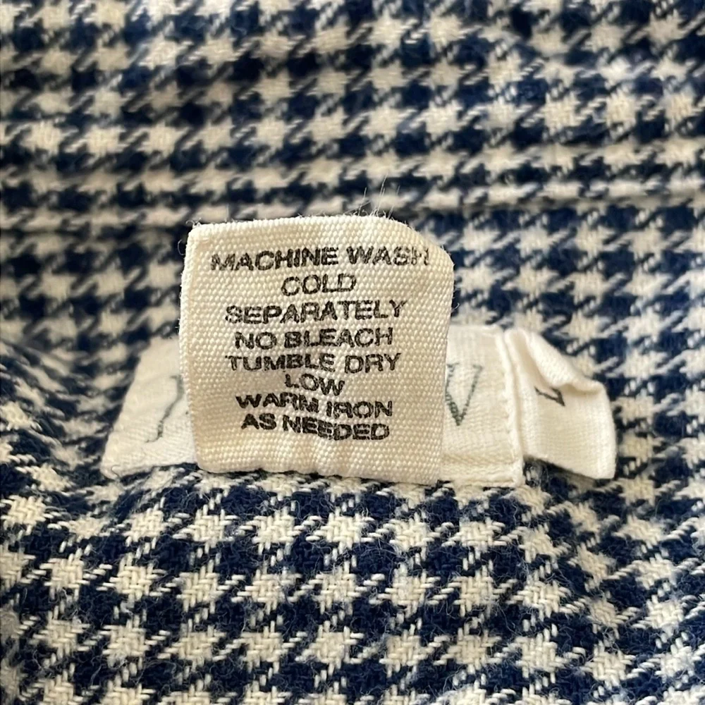 J. Crew men’s Size Large Oarsman‎ navy blue and white houndstooth flannel shirt.